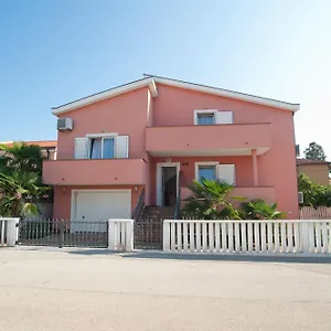 Apartment Maric With Parking